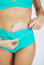 Cargar imagen en el visor de la galería, Braguita Bikini Ostomía Cintura Alta Victoria - Preventa